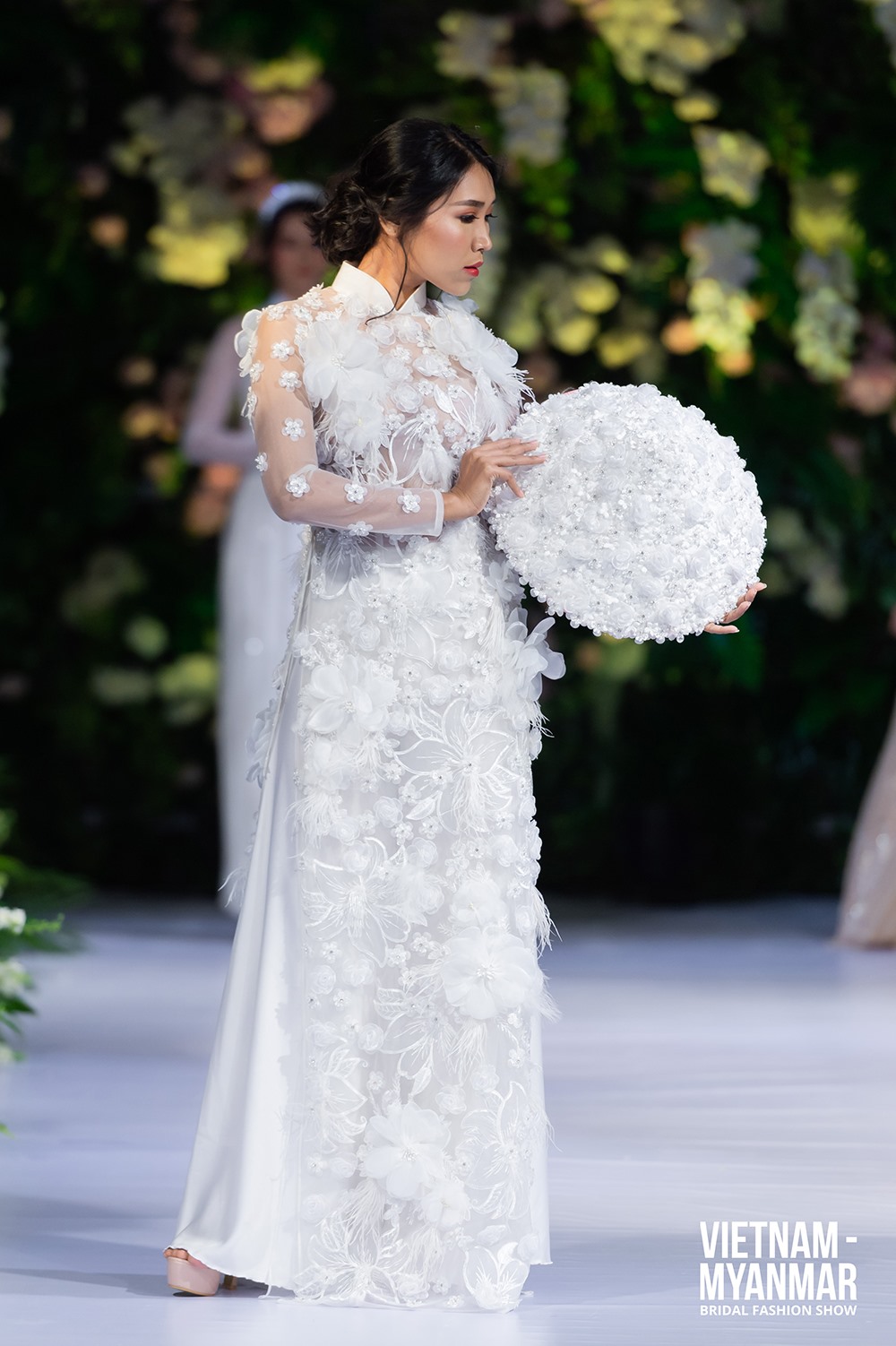 Áo dài truyền thống Việt Nam gây ấn tượng với quan khách quốc tế trong “Vietnam - Myanmar Bridal Fashion Show”