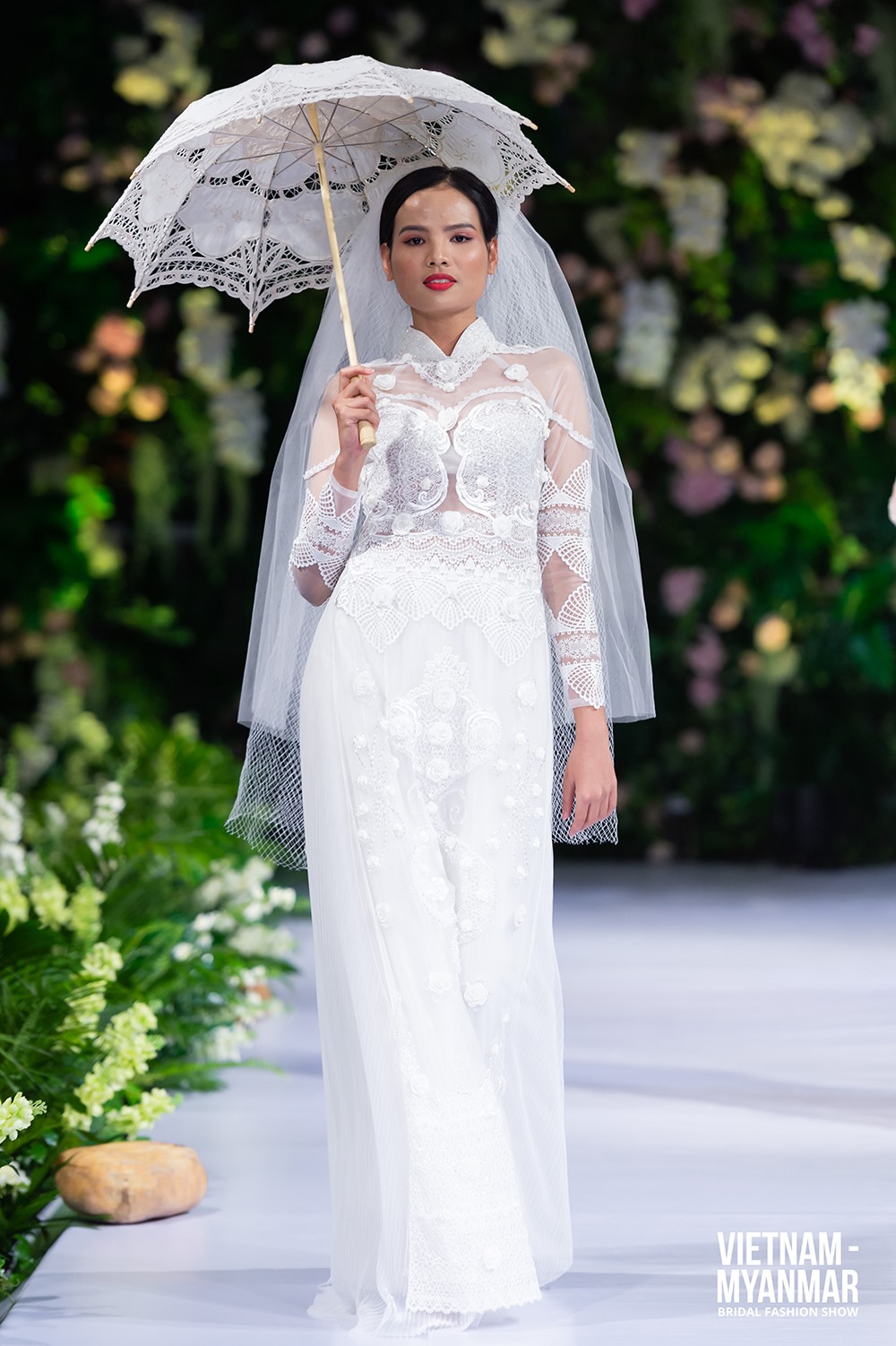 Top 5 “Hoa hậu Tiêu Ngọc Linh thể hiện khả năng catwalk đầy chuyên nghiệp trên sàn diễn thời trang quốc tế tại Myanmar.