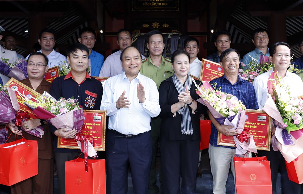 Thủ tướng Nguyễn Xuân Phúc và Chủ tịch Quốc hội Nguyễn Thị Kim Ngân trao học bổng khuyến học cho các học sinh. Ảnh: VGP