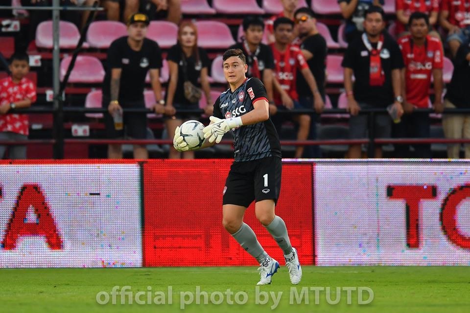 Sẽ là một trận đấu đáng quên đối với thủ thành số 1 của tuyển Việt Nam tại Thai League 2019. Ảnh: Muangthong FC