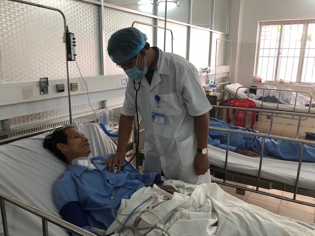 Bệnh nhân Nguyễn Văn Nhanh nằm điều trị tại Bệnh viện Đa khoa Trung ương Cần Thơ. Ảnh: BVCC