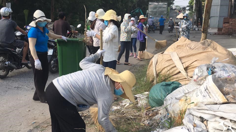 Người dân trên địa bàn huyện Văn Lâm cũng tham gia thu dọn rác. Ảnh: C.Đ.V.L