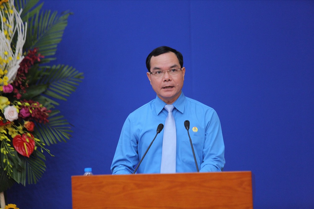 Đồng chí Nguyễn Đình Khang - Chủ tịch Tổng LĐLĐVN phát biểu chỉ đạo tại Đại hội. Ảnh: Đ.P