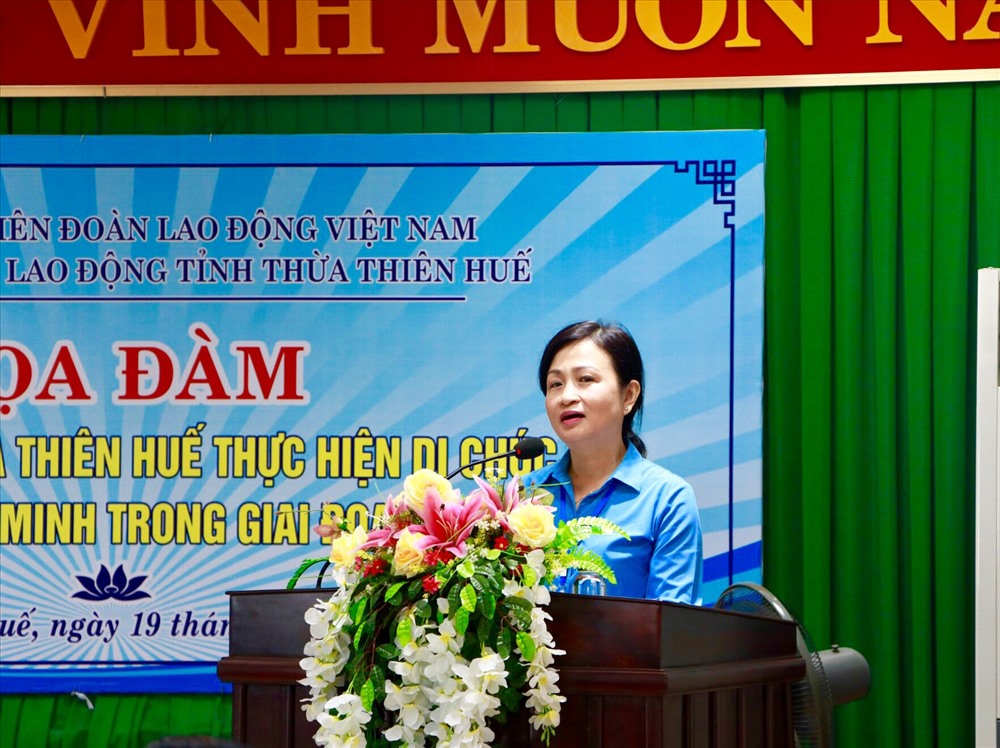 Bà Nguyễn Khoa Hoài Hương - Chủ tịch LĐLĐ Thừa Thiên - Huế phát biểu tại buổi tọa đàm. Ảnh: PĐ.