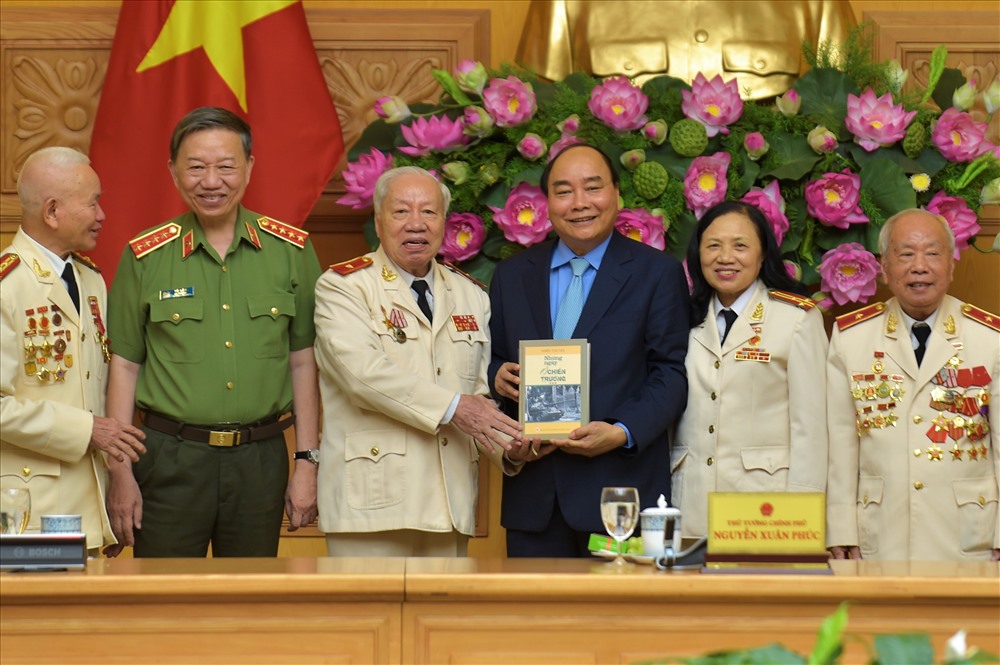 Đại diện CLB công an hưu trí tặng Thủ tướng cuốn sách “Những ngày ở chiến trường” - Ảnh: VGP/Nhật Bắc
