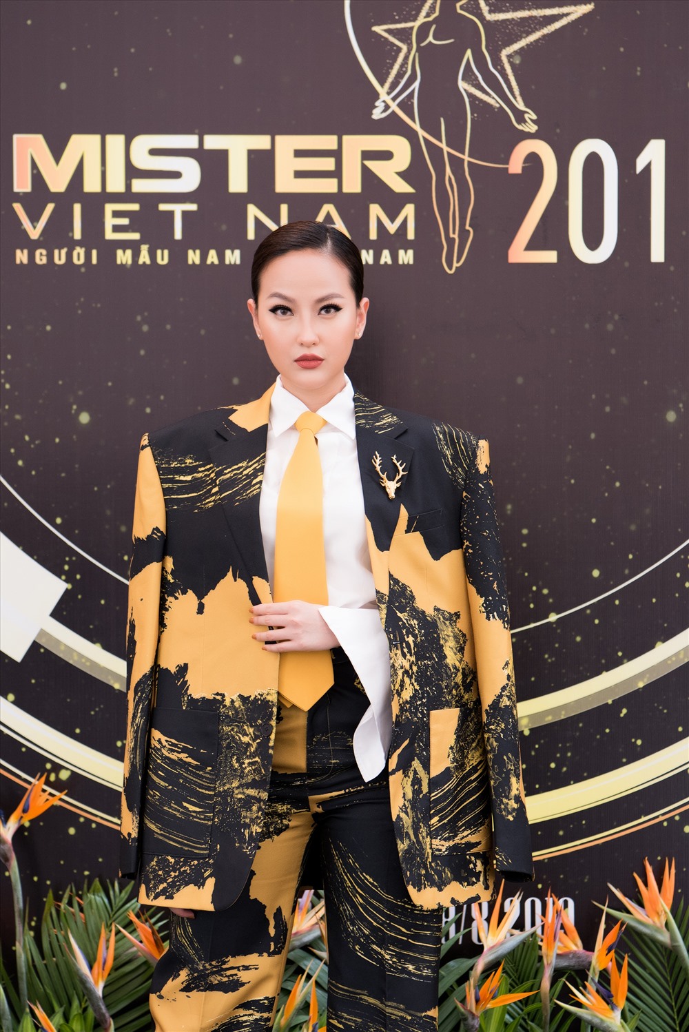 Hoa hậu Khánh Ngân diện vest “đẹp trai” như quý ông.