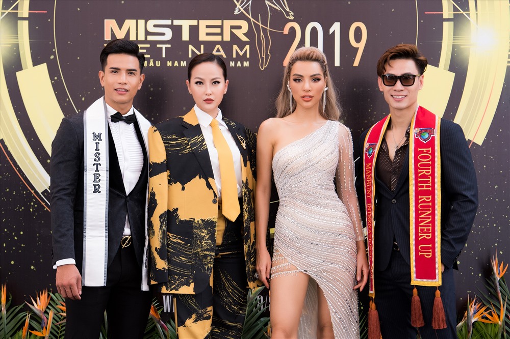 Miss Globe 2017 Đỗ Trần Khánh Ngân nổi bật giữa mọi người.