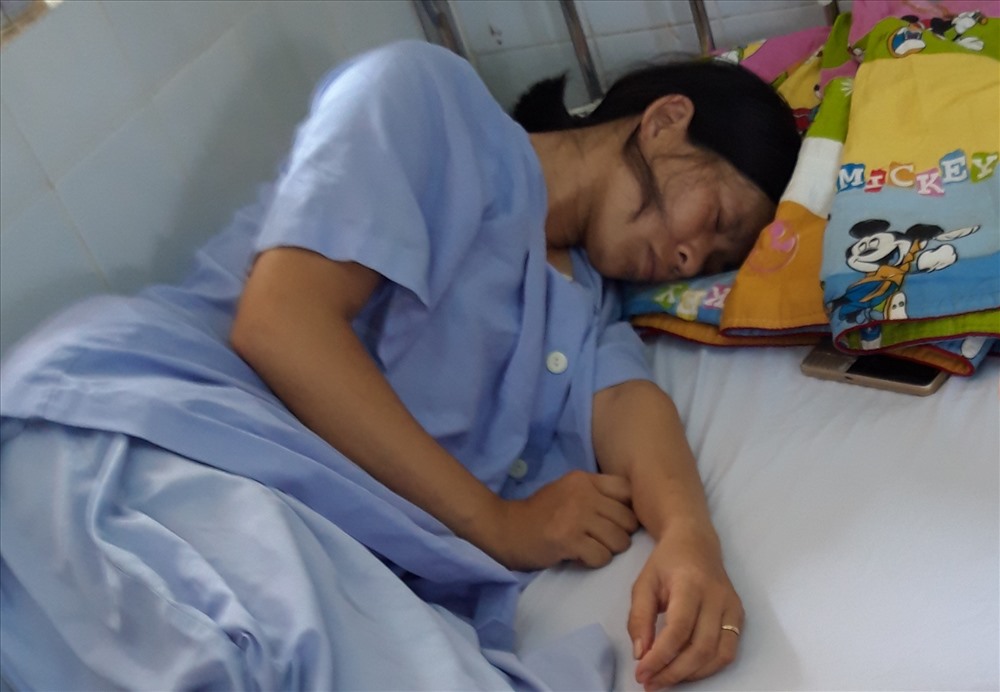 Hiện chị Vy Thị Yến đang được điều trị tích cực tại Bệnh viện Đa khoa Bình Phước - Ảnh: Đình Trọng