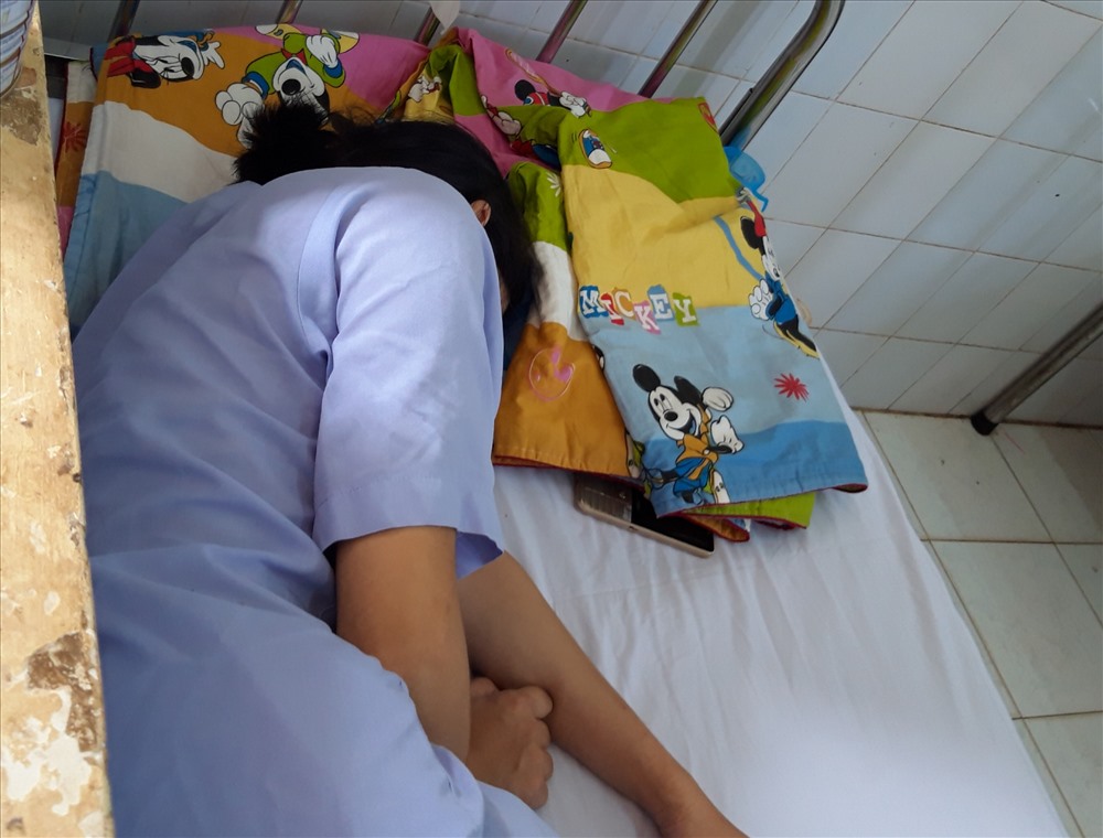 Chị Yến hiện đang được điều trị tại Bệnh viện Đa khoa tỉnh Bình Phước - Ảnh: Đình Trọng