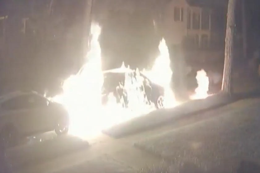 Chiếc Toyota Highlander bốc cháy dữ dội và lan ra chiếc xe 4 chỗ nhỏ phía sau. Ảnh: Carbuzz