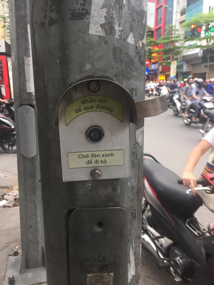 Nút đèn bấm sang đường cho người đi bộ tại trước cổng BV Đống Đa, Hà Nội đã hỏng cả chục năm nay nhưng không đơn vị nào khắc phục. Ảnh: L.H