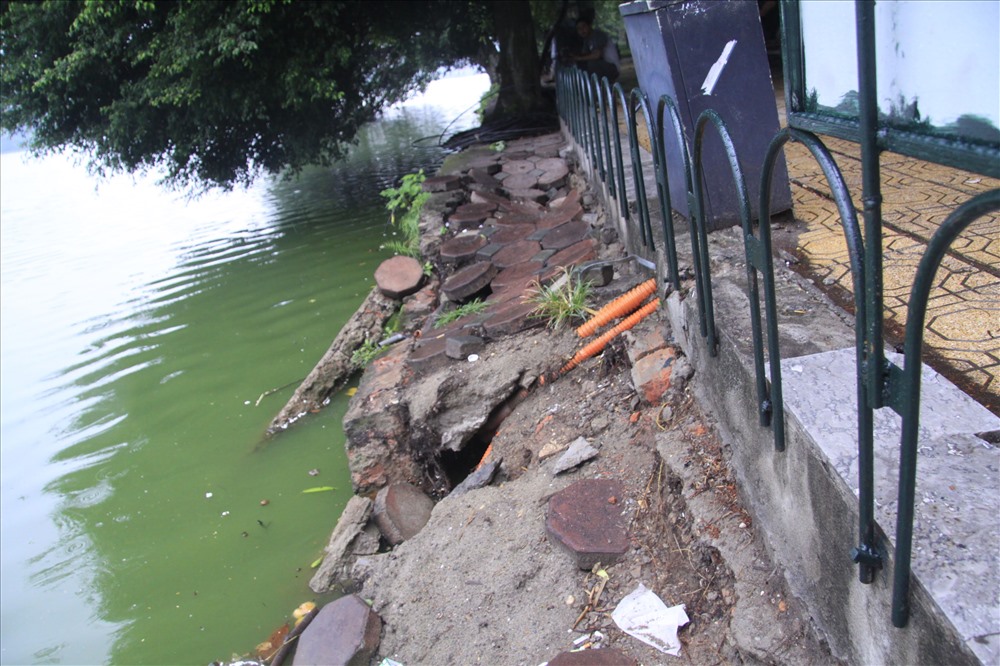 Trước bão số 3: Hà Nội dựng rào sắt tại khu sạt lở bờ kè Hồ Gươm