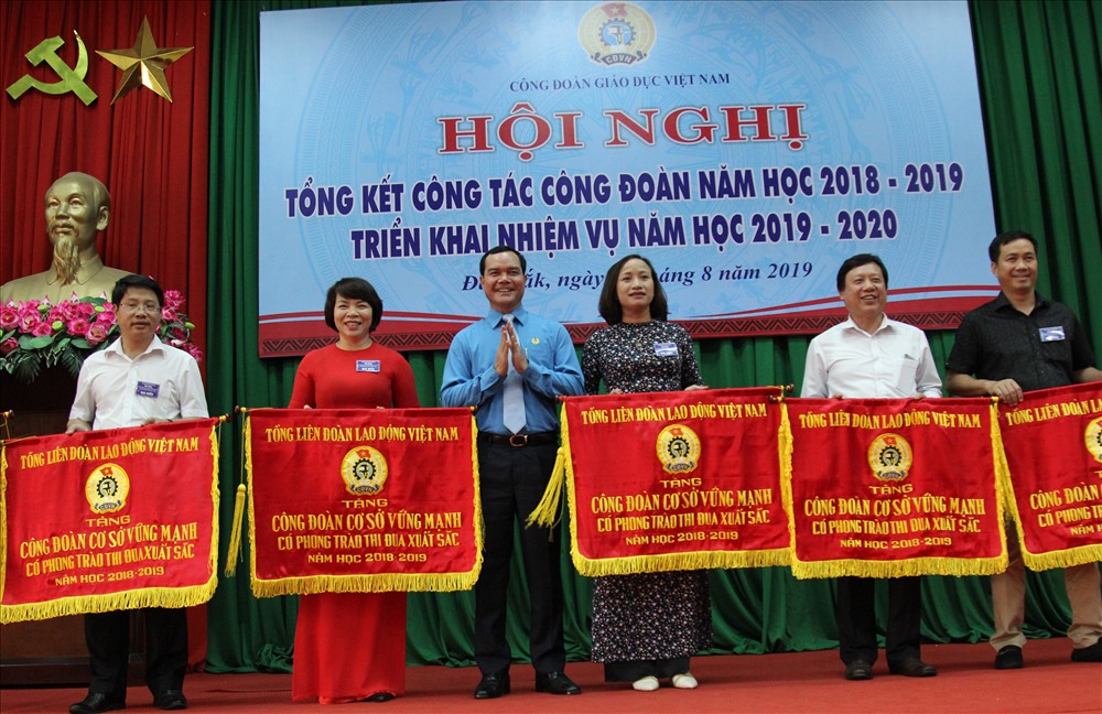 Đồng chí Nguyễn Đình Khang trao tặng bằng khen cho các đơn vị xuất sắc trong phong trào CCVC, lao động và hoạt động công đoàn. Ảnh: HL