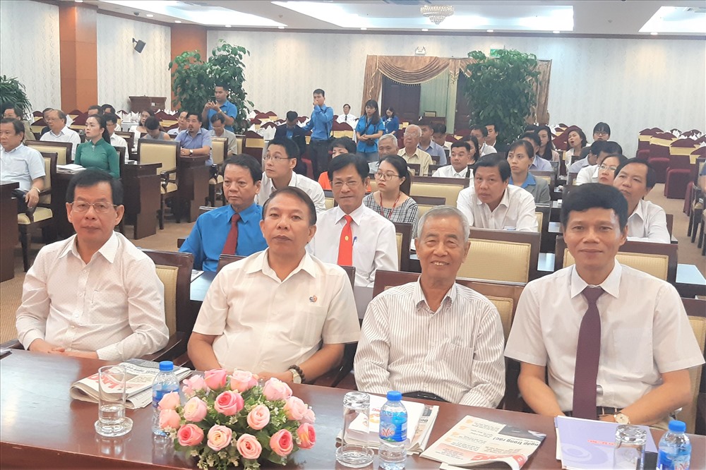 Các nguyên Phó Chủ tịch Tổng LĐLĐ Việt Nam Nguyễn Đình Thắng (thứ hai từ phải qua), Mai Đức Chính (thứ hai từ trái qua) tam dự lễ kỷ niệm. Ảnh Nam Dương