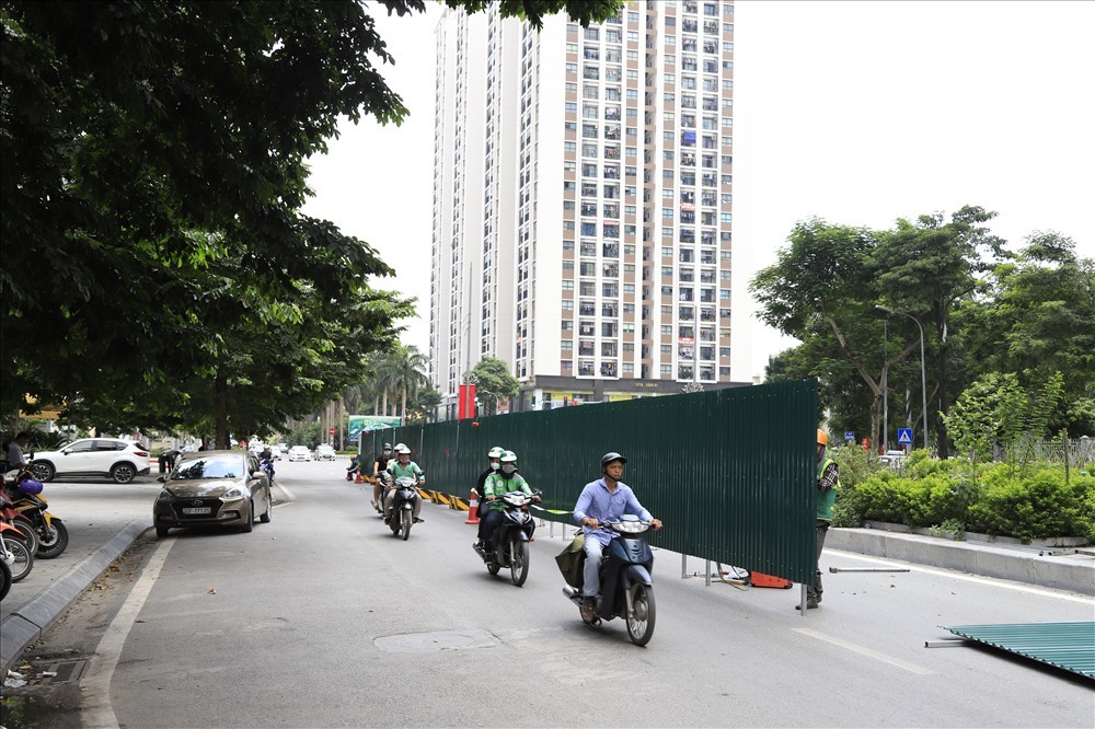 Đường Nguyễn Cơ Thạch (quận Nam Từ Liêm) cũng đang được rào chắn để phục vụ thi công đường đua F1. Ảnh: Hà Vi