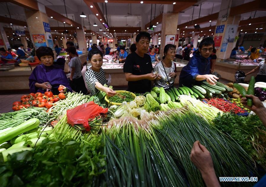 Trước khi bão đổ bộ, người dân đã đổ xô ra chợ mua lương thực tích trữ.