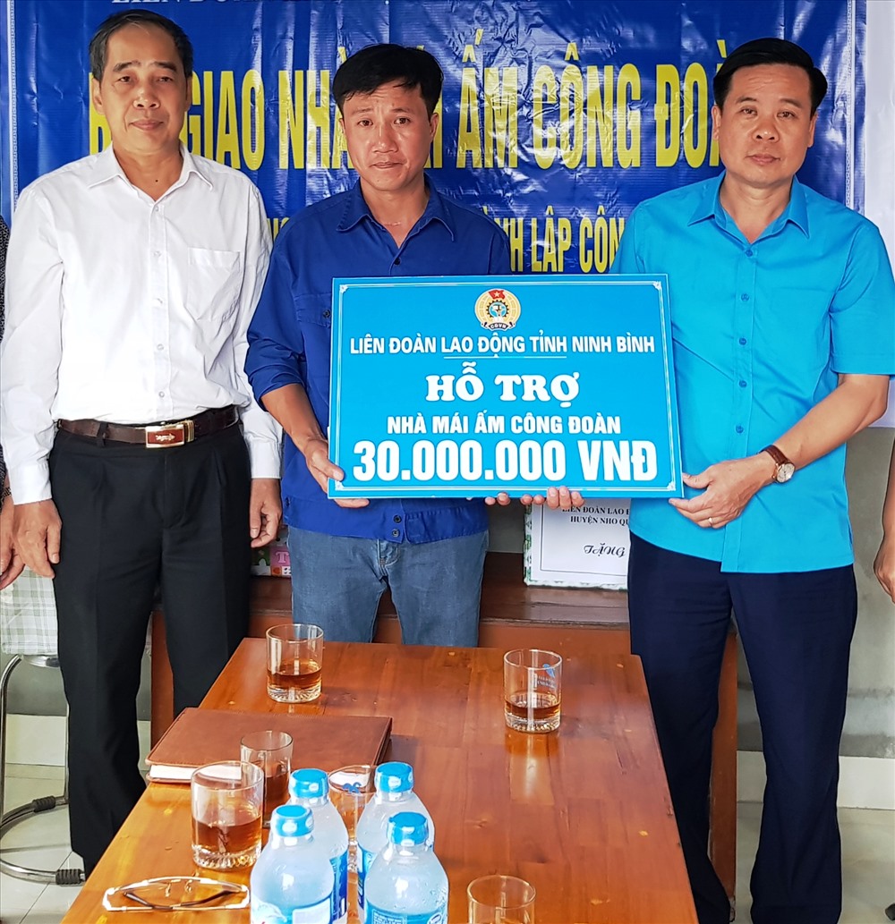 Đại diện lãnh đạo LĐLĐ tỉnh Ninh Bình trao tiền hỗ trợ cho gia đình anh Trần Thanh Lâm. Ảnh: NT