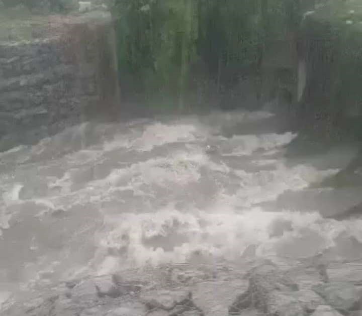 Đường cống có nhiều đá, nước chảy xiết nơi 2 cha con anh Tùng và trú mưa rồi bị mắc kẹt.