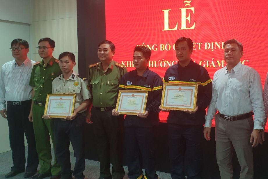Công an tỉnh đã khen thưởng tập thể Đội PCCC KCN Vsip II và 2 cá nhân đã kịp thời cứu được 2 cha  anh Tùng.