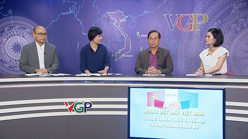 Các khách mời tại buổi tọa đàm: Ông Lương Hoàng Thái (ngoài cùng bên trái), bà Nguyễn Thị Thu Trang (giữa) và ông Vũ Đức Giang (phải). Ảnh: ST