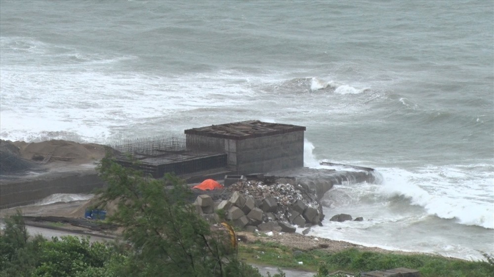 Sóng lớn tại đảo Bạch Long Vỹ chiều 2.8 - ảnh CTV