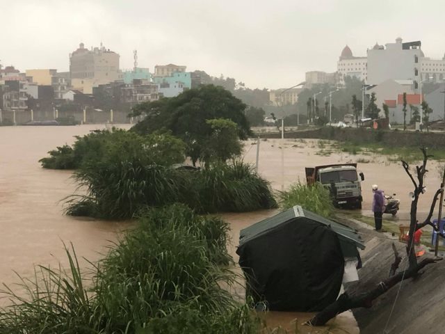 Tại Quảng Ninh, đến 8h30 sáng, ngoài 40 cây xanh mới trồng bị đổ gãy, địa phương không có thiệt hại về người và tài sản. Hiện tại, lũ đang cuồn cuộn đổ về sông Ka Long. Lãnh đạo thành phố đang chỉ đạo và huy động các lực lượng chức năng tập trung phòng chống lũ. Ảnh: Dân trí.