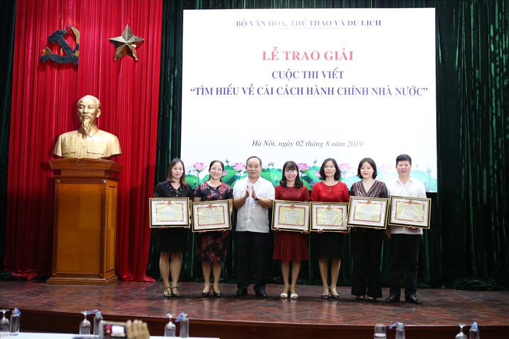 Thứ trưởng Lê Khánh Hải trao bằng cá nhân đoạt giải Nhất - nhì - ba. Ảnh: BVHTTDL.