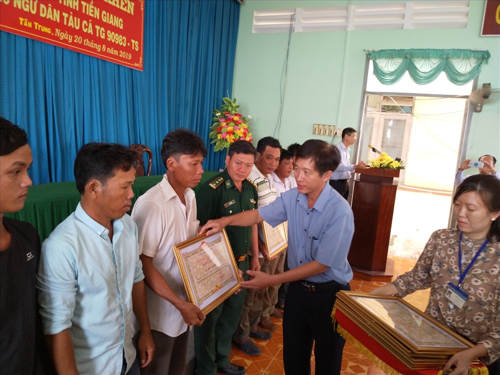 Trao Bằng khen của UBND tỉnh Tiền Giang cho 9 ngư dân.