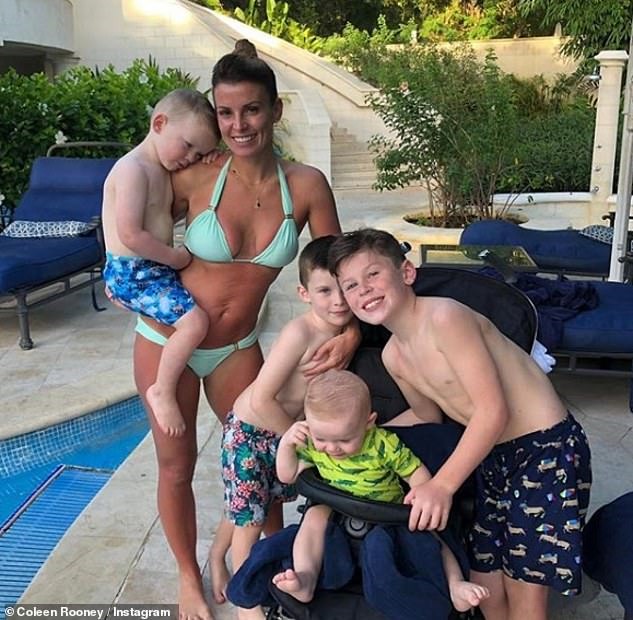 Vợ Rooney và các con. Ảnh: Daily Mail