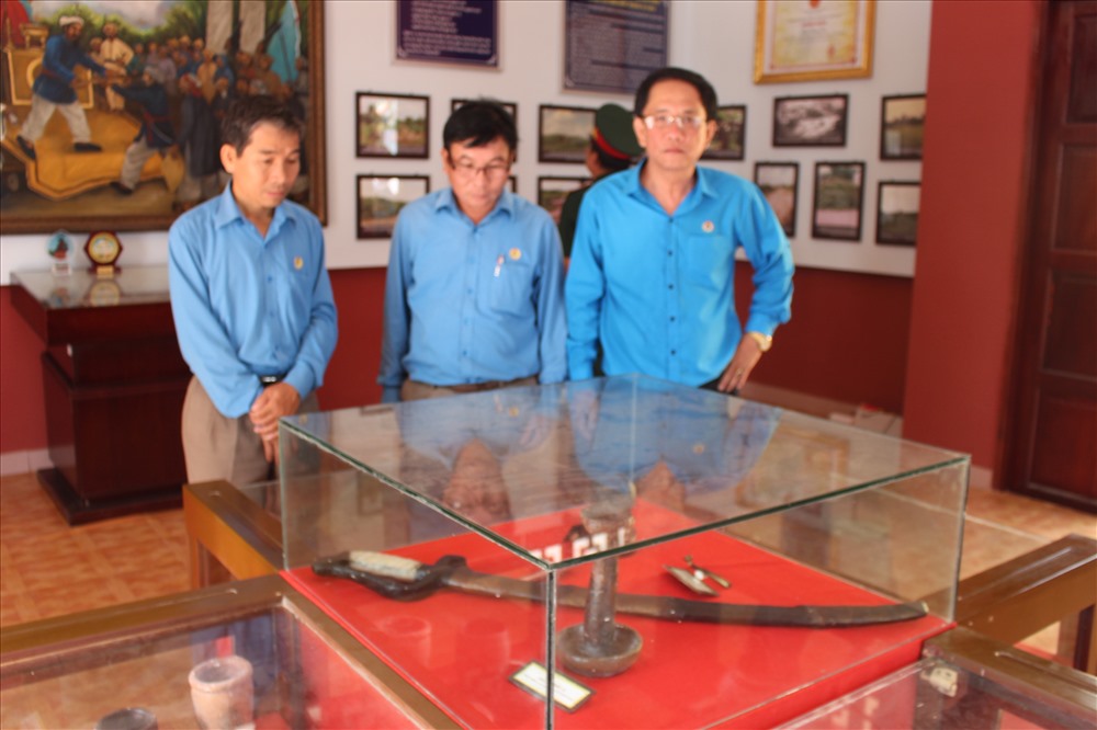 Các cán bộ Công đoàn viếng, tham quan Đền thờ Anh hùng Trương Định tại xã Gia Thuận, huyện Gò Công đông.