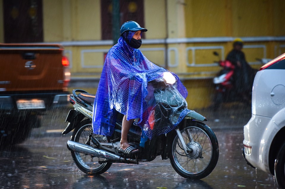 Đang ban ngày nhưng đèn pha đã xuất hiện trên các tuyến phố.