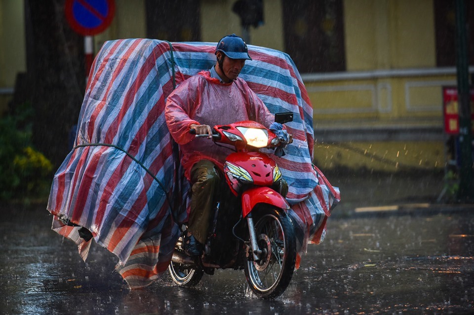 Mây đối lưu có khả năng mở rộng, gây mưa rào và dông cho khu vực nói trên và các quận: Bắc Từ Liêm, Nam Từ Liêm, Cầu Giấy, Tây Hồ, Ba Đình, Hà Đông, Thanh Xuân, Hoàng Mai và sau đó có thể tiếp tục mở rộng ra các quận khác thuộc thành phố Hà Nội. Trong cơn mưa dông có khả năng xuất hiện gió giật mạnh.