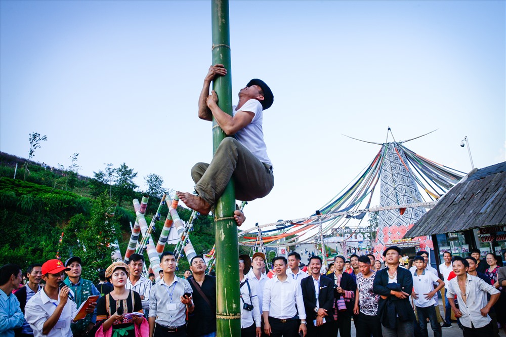 Du khach hào hứng với các trò chơi dân gian