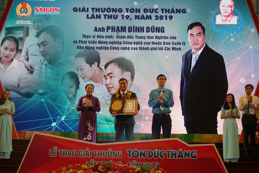 Ông Ngọ Duy Hiểu (bìa phải), Phó Chủ tịch Tổng LĐLĐ Việt Nam và bà Võ Thị Dung, Phó Bí thư Thành ủy TP HCM, trao Giải thưởng Tôn Đức Thắng cho công nhân