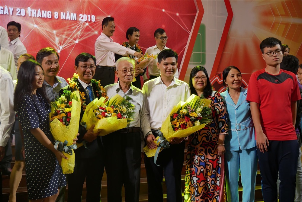 Đồng nghiệp, người thân chúc mừng các cá nhân đạt giải thưởng Tôn Đức Thắng năm 2019