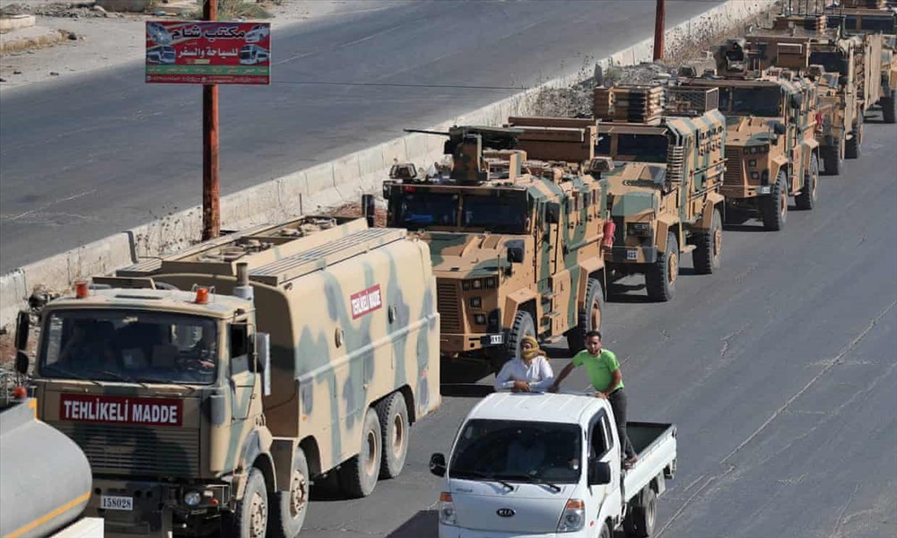 Đoàn xe Thổ Nhĩ Kỳ băng qua biên giới hướng về Khan Sheikhun. Ảnh: AFP/Getty.