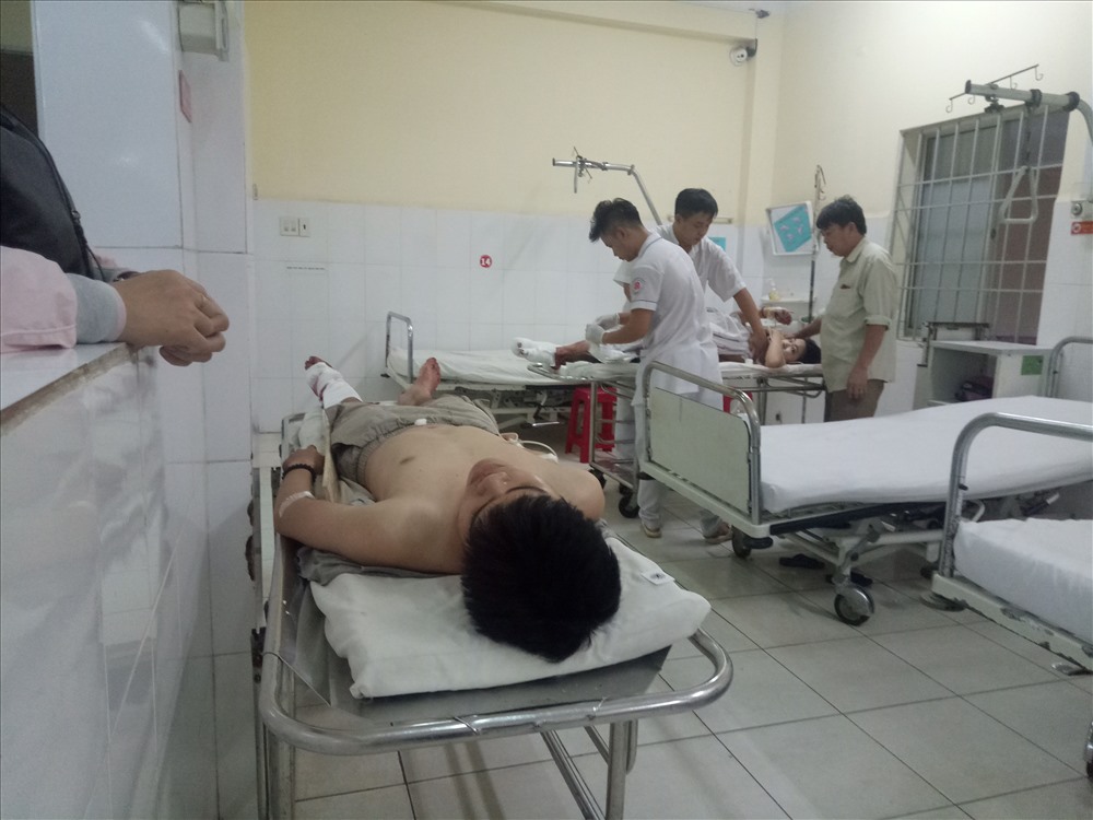Nhiều hành khách bị thương trong vụ tai nạn được điều trị tại bệnh viện đa khoa tỉnh Khánh Hòa. Ảnh:P.L
