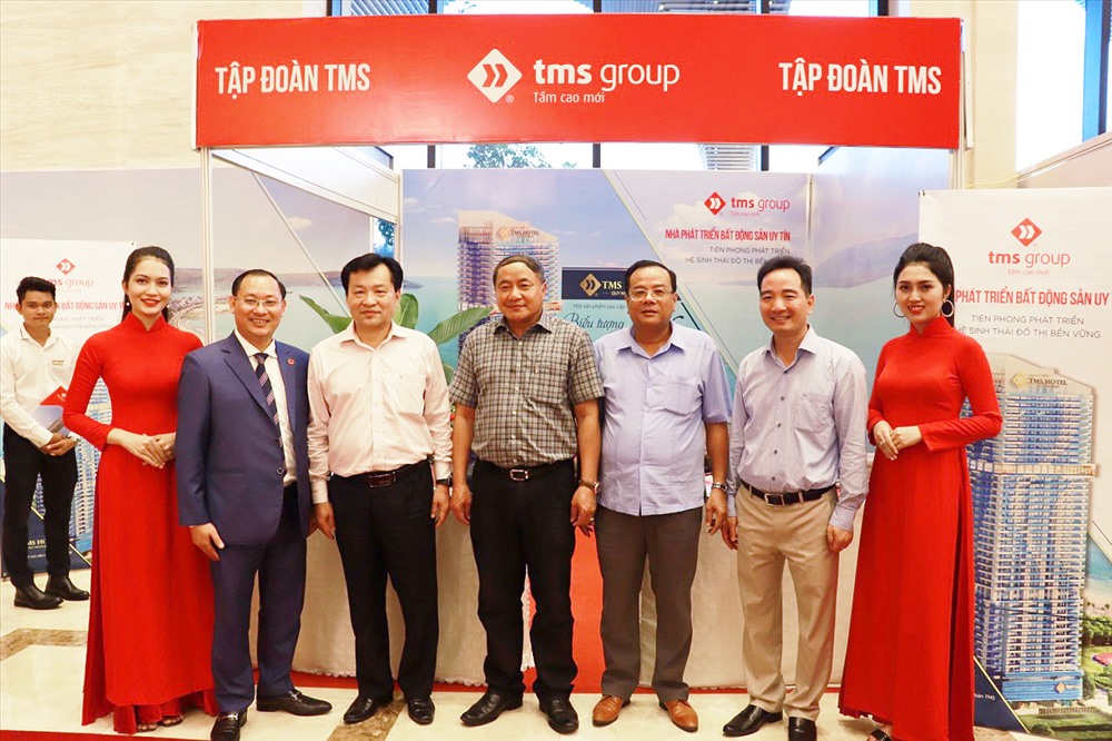Ông Nguyễn Việt Thung – Phó Chủ tịch Tập đoàn TMS cùng đoàn đại biểu lãnh đạo tỉnh thăm quan gian hàng của TMS Group.