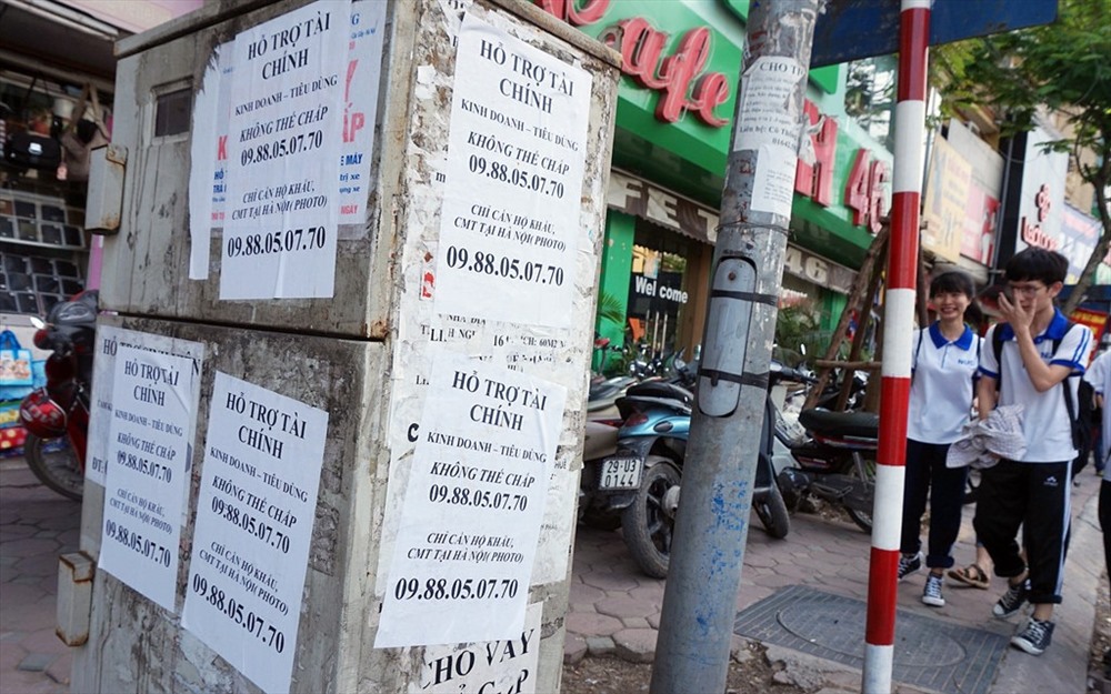 Quảng cáo trái phép “tín dụng đen” trên một tuyến phố ở Hà Nội. Ảnh: P.V