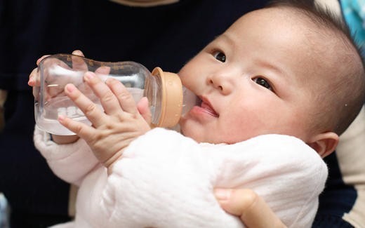 Uống nước tốt cho mọi người - trừ trẻ dưới 6 tháng tuổi.