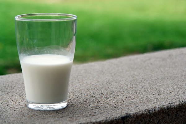 Uống sữa sai cách có thể gây nhiều hệ luỵ cho sức khoẻ. Ảnh: healthy24h.com.