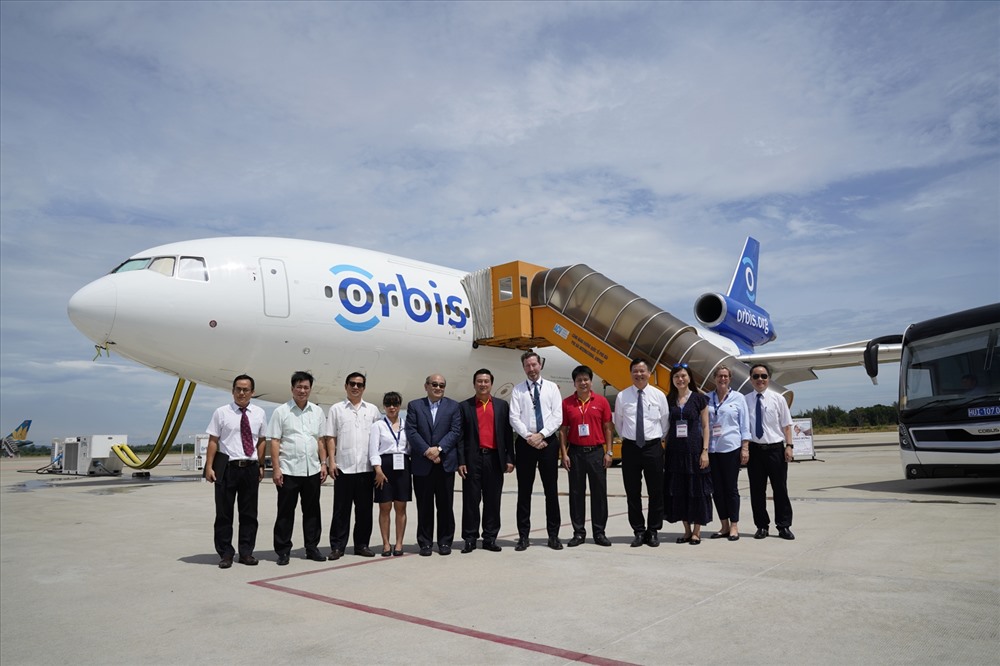 Phó Tổng giám đốc Trần Hoài Nam và Giám đốc VP Miền Bắc Dương Hoài Nam thăm quan tàu bay Orbis