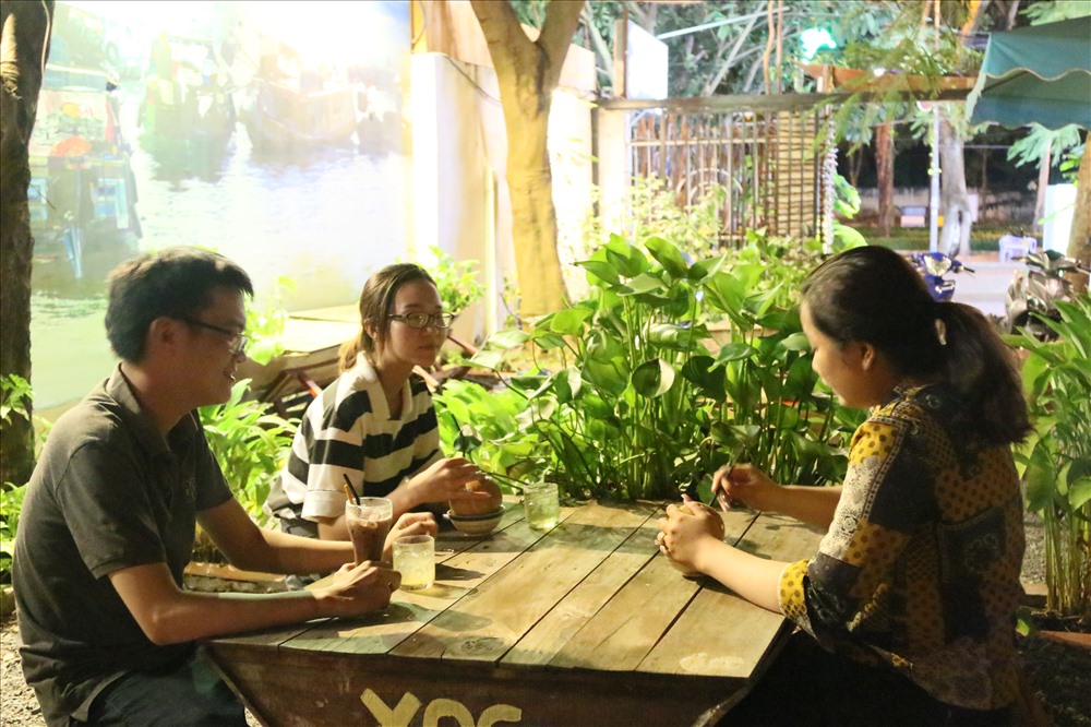 khách du lịch và những bạn sinh viên đến quán thưởng thức nước uống. Ảnh: Thành Nhân