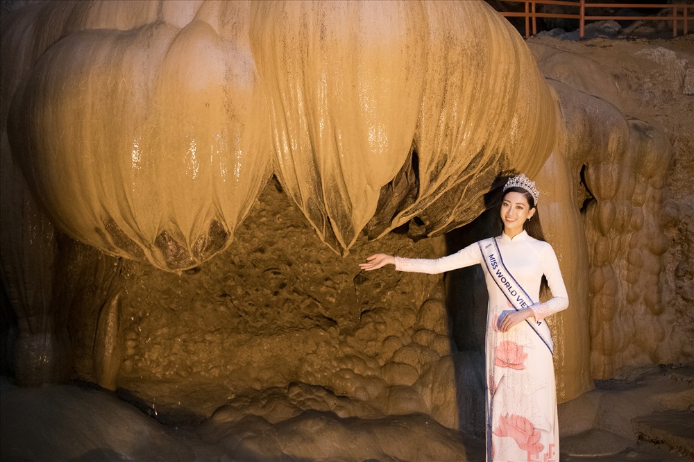 Hoa hậu 10x trẻ trung trong tà áo dài trắng tới thăm những danh lam thắng cảnh tại Cao Bằng. Ảnh: Vũ Toàn.
