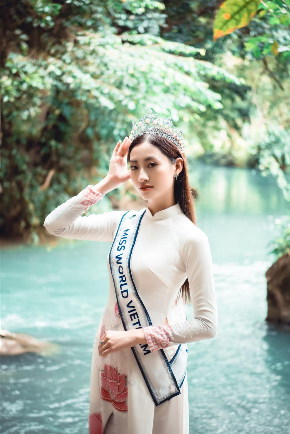 Hoa hậu Lương Thùy Linh đẹp nền nã, giới thiệu cảnh đẹp Cao Bằng