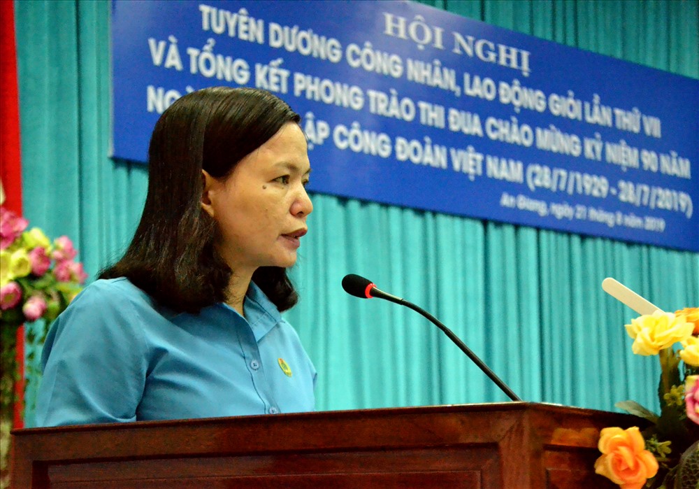Bà Phan Thị Diễm, Phó Chủ tịch LĐLĐ An Giang phát biểu tổng kết về phong trào thi đua. Ảnh: Lục Tùng