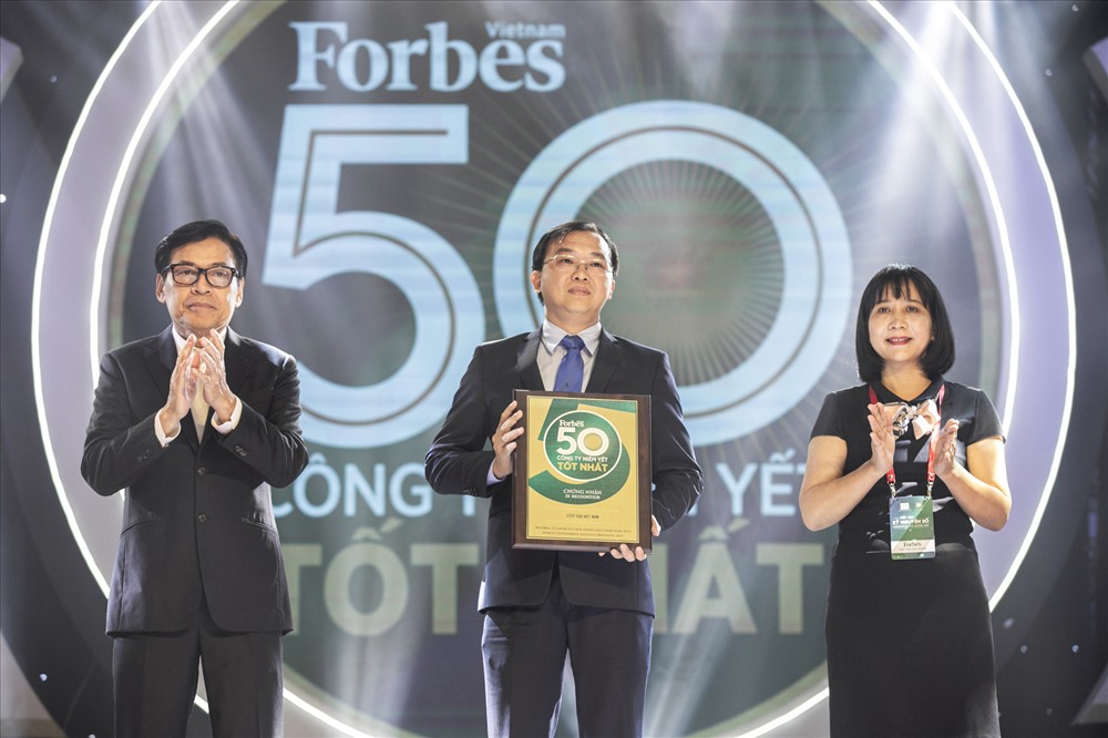 Ông Lê Thành Liêm – Giám đốc Điều hành Tài Chính Vinamilk nhận kỷ niệm chương của Forbes VN trong Lễ vinh danh “50 công ty niêm yết tốt nhất Việt Nam 2019