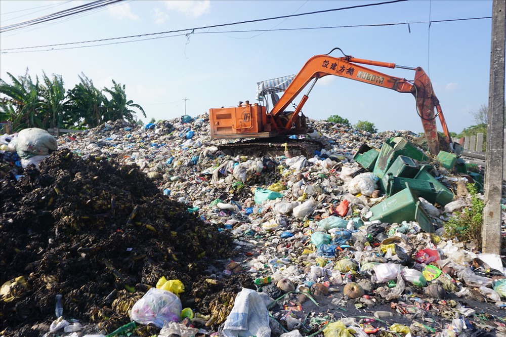 Bãi rác tạm tại huyện Cái Nước quá tải khi Nhà máy xử lý rác thải Thành phố Cà Mau đóng cửa, ngưng tiếp nhận rác (ảnh Nhật Hồ)