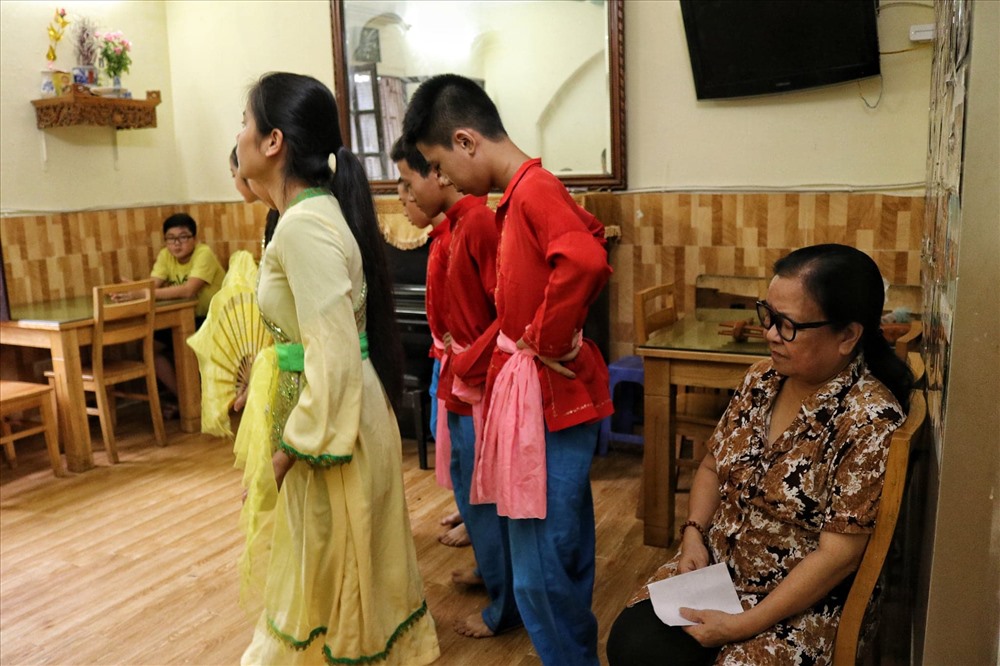 Bà Oanh trong giờ dạy trẻ múa hát.