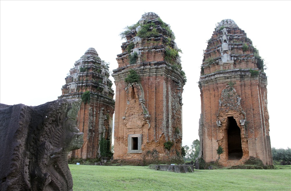 Tháp Dương Long là cụm di tích gồm ba tháp Chăm thẳng hàng trên một gò cao thuộc huyện Tây Sơn, tỉnh Bình Định.